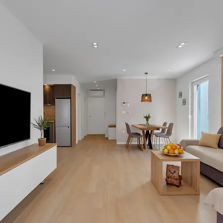 Apartman Roza, Prekrasni Novi Apartman S Parkingom Makarska Exterior foto