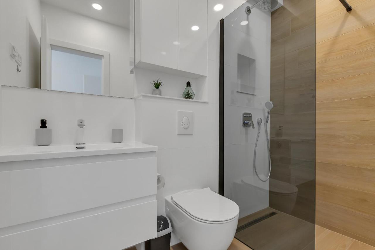 Roza, Prekrasni Novi S Parkingom Apartment Makarska